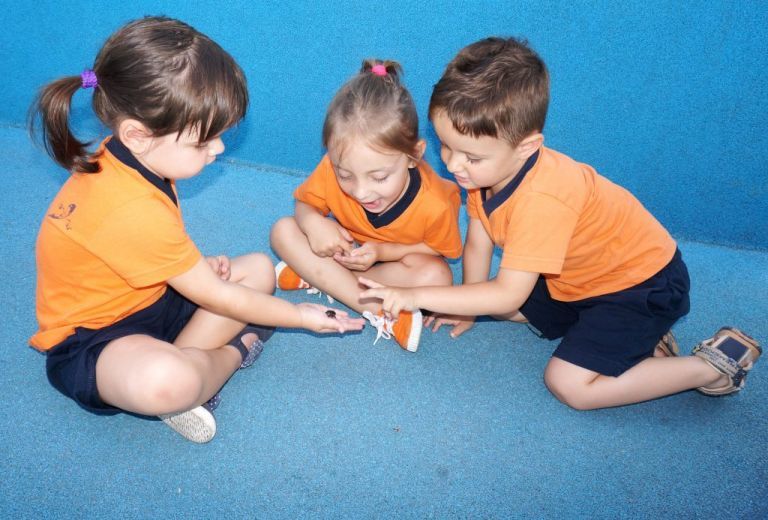 Nuestra Escuela Garabatos niños mirando algo