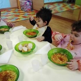 Nuestra Escuela Garabatos niños comiendo