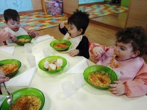 Nuestra Escuela Garabatos niños comiendo