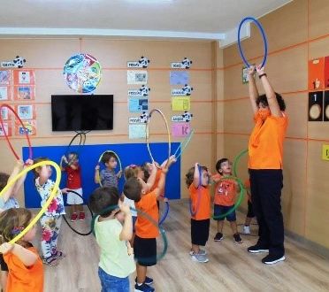 Nuestra Escuela Garabatos niños en clase