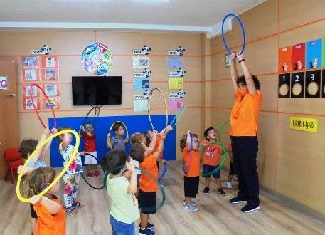 Nuestra Escuela Garabatos niños en clase