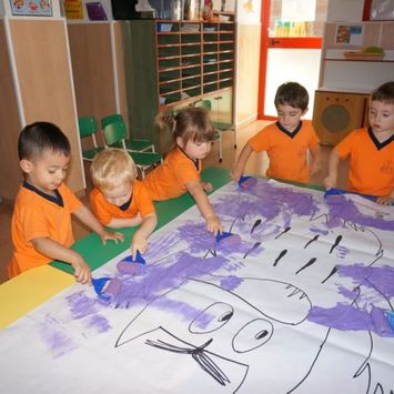 Nuestra Escuela Garabatos niños pintando