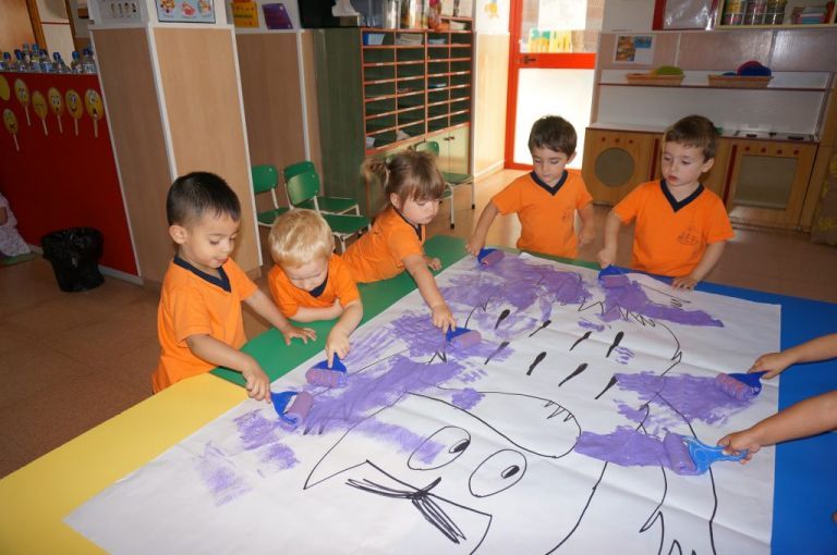 Nuestra Escuela Garabatos niños pintando