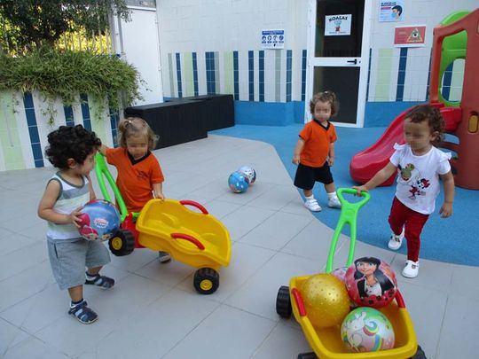 Nuestra Escuela Garabatos niños con balones