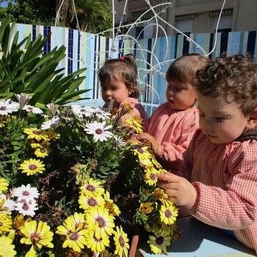 Nuestra Escuela Garabatos niños con flores