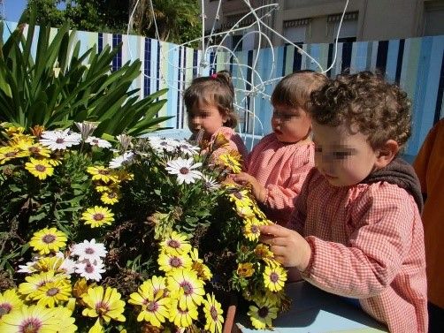 Nuestra Escuela Garabatos niños con flores
