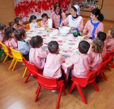 Nuestra Escuela Garabatos niños en comedor