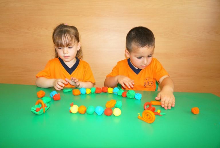 Nuestra Escuela Garabatos niños jugando con plastilina